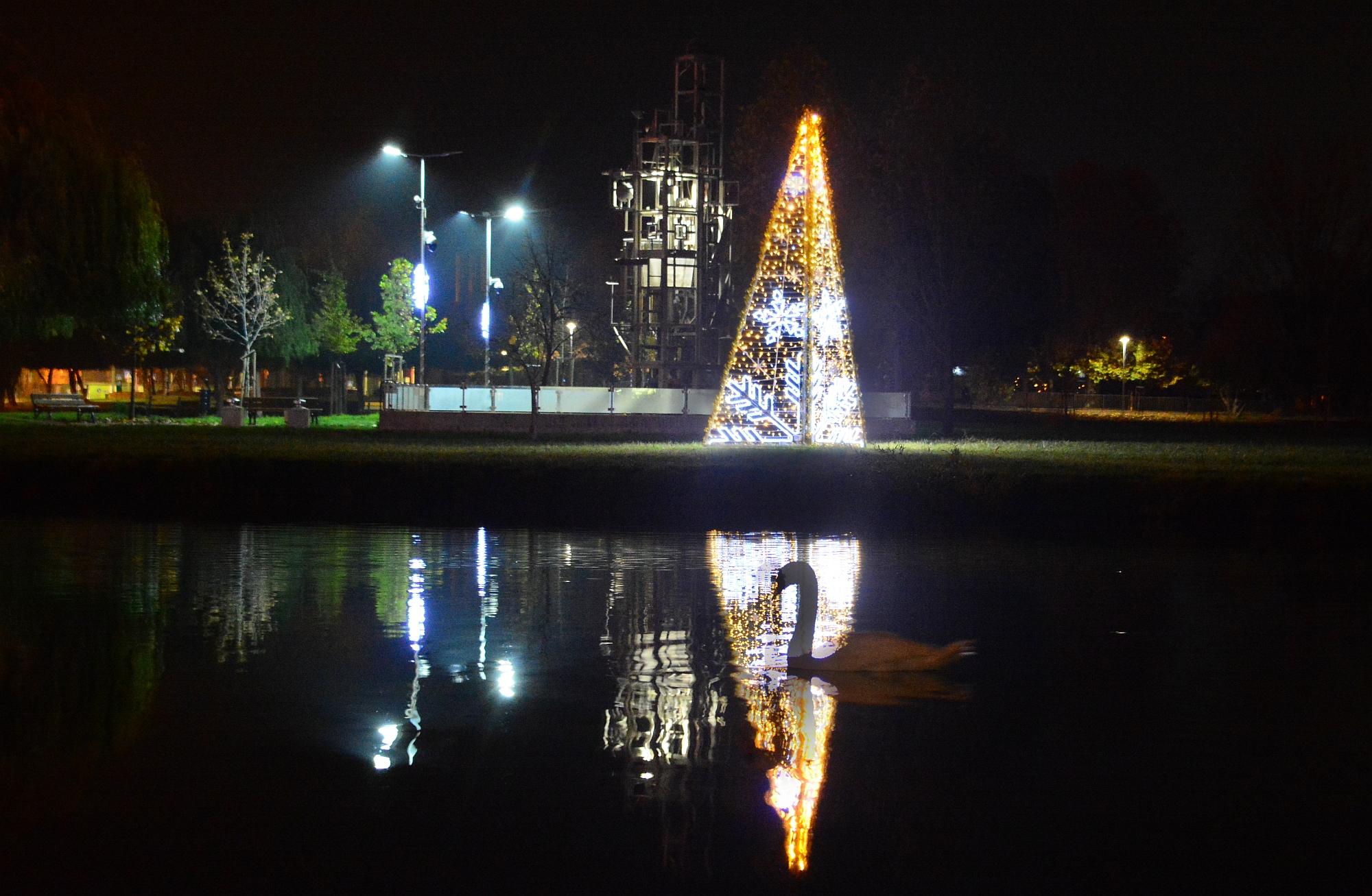 Ünnepváró hangulat teszi kedvessé az esti sétát a Csónakázó-tó szigetén